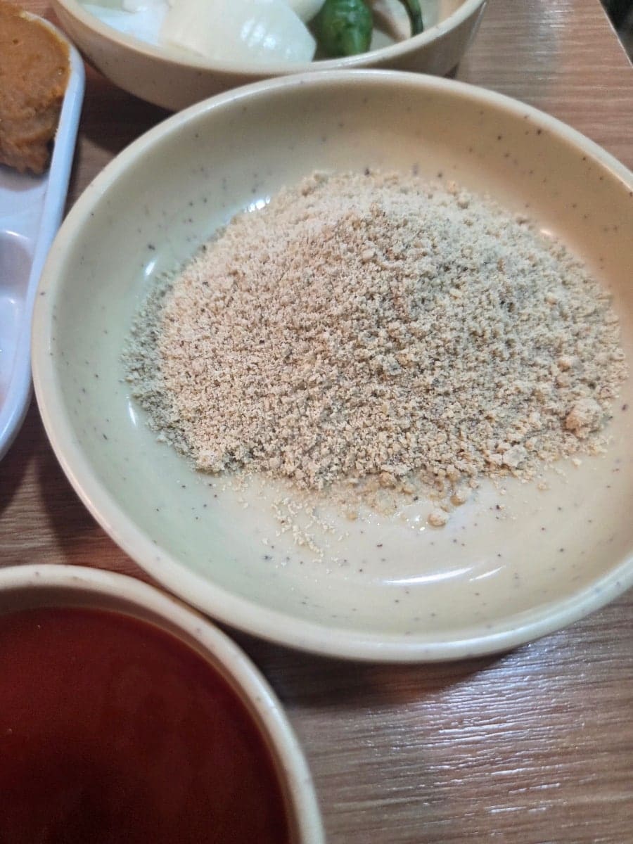 부추와 당면, 팽이버섯이 올라온 막창전골입니다. 그 아래로 막창이 정말 많이 들어 있었다고 손님은 세 번이나 강조해 적었습니다. 다른 사진은 셀프바에서 가져온 들깨가루로,