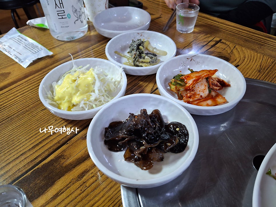 포차골목 초입에서 건네는 첫인사
