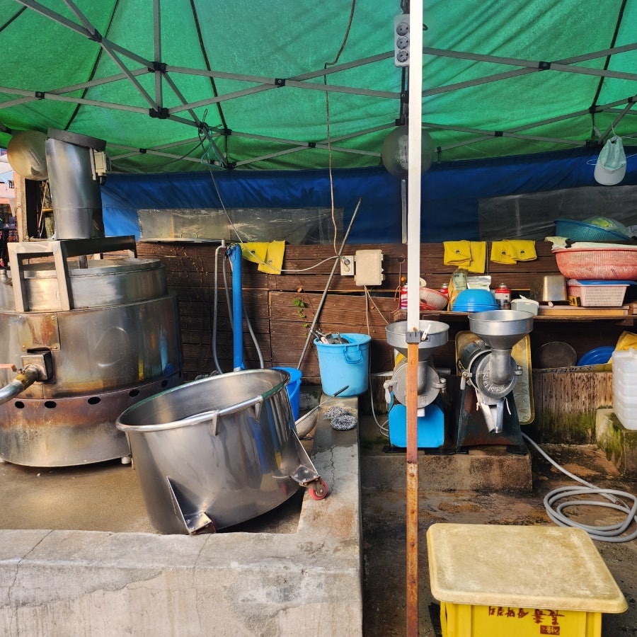산이 열리기 전, 가마솥부터 끓는다