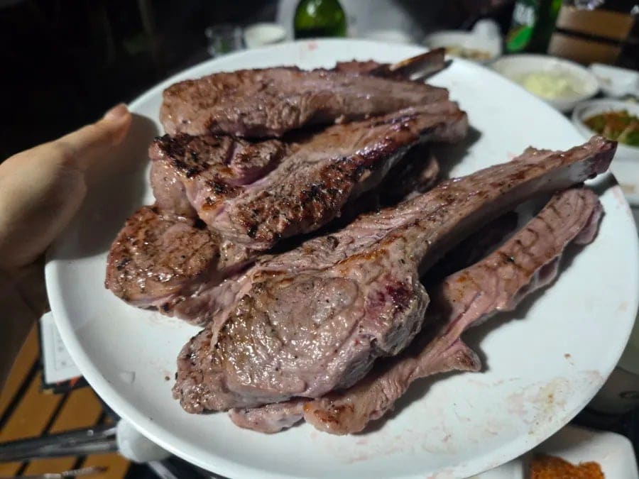 shasha211은 삼각갈비를 부드럽고 잡내 없는 맛으로 기억했습니다. 함께 나온 미나리무침의 향긋한 향이 고기와 잘 어울린다고 적었는데,