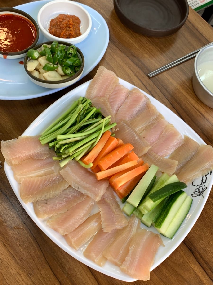 a73397902는 등산 없이 낮술만 하러 나선 날, 가장 한산해 보이는 집을 찾아 이모네집에 들어갔다고 적었습니다. 테이블 위 막걸리 너머로 골목 풍경이 그대로 담긴 사진과,