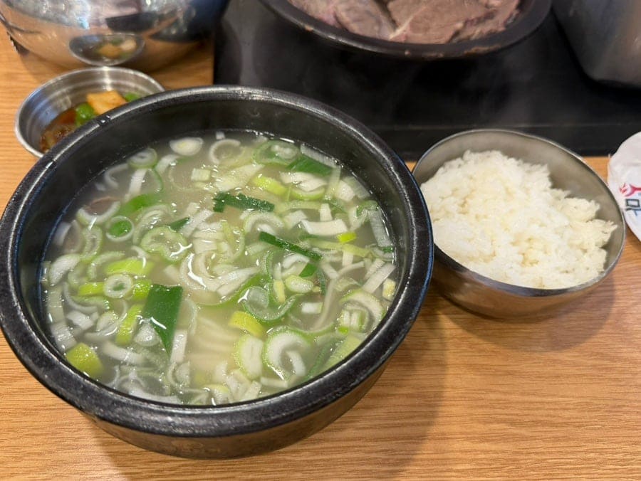 gorudrnjs는 설렁탕이 나오자마자 정신없이 먹느라 사진이 적다고 적을 만큼 국물에 빠르게 손이 갔다고 했습니다. 뽀얗고 진한 국물에 파가 듬뿍 들어 있었고,