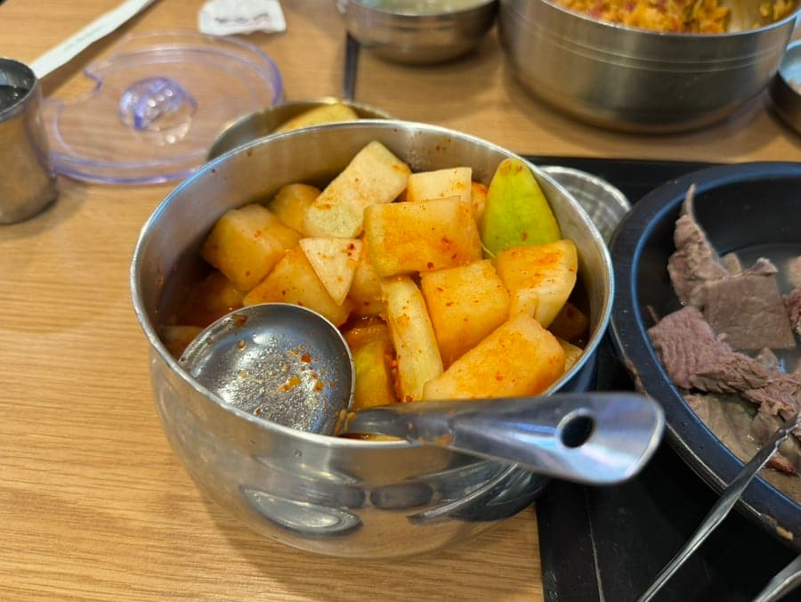 gorudrnjs는 설렁탕이 나오자마자 정신없이 먹느라 사진이 적다고 적을 만큼 국물에 빠르게 손이 갔다고 했습니다. 뽀얗고 진한 국물에 파가 듬뿍 들어 있었고,