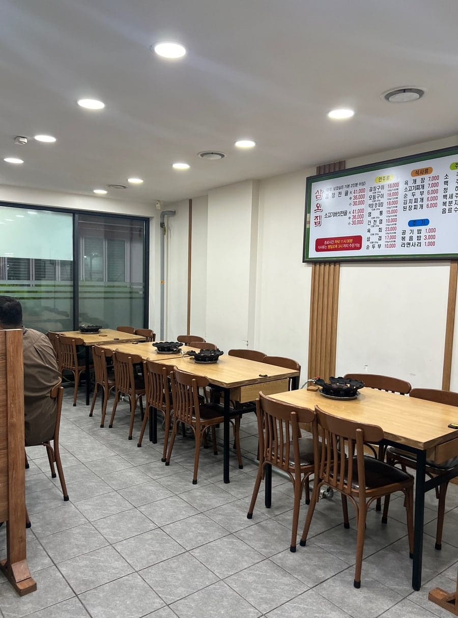 eel550은 여러 번 방문한 단골답게 밤에 찍은 간판 사진과 넓은 홀 사진을 함께 남겼습니다. 황소소곱창 전문이라는 글자가 크게 걸린 입구,