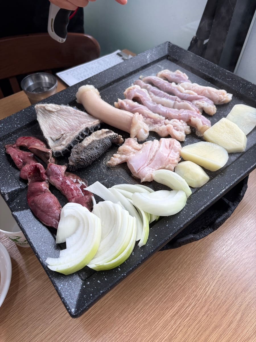 0162829634는 곱창구이 1인분과 막창·양·대창 1인분을 먼저 시켰다고 적었습니다. 기름진 음식이라 느끼할 수 있다며 매콤하고 상콤한 장아찌와 깍두기,