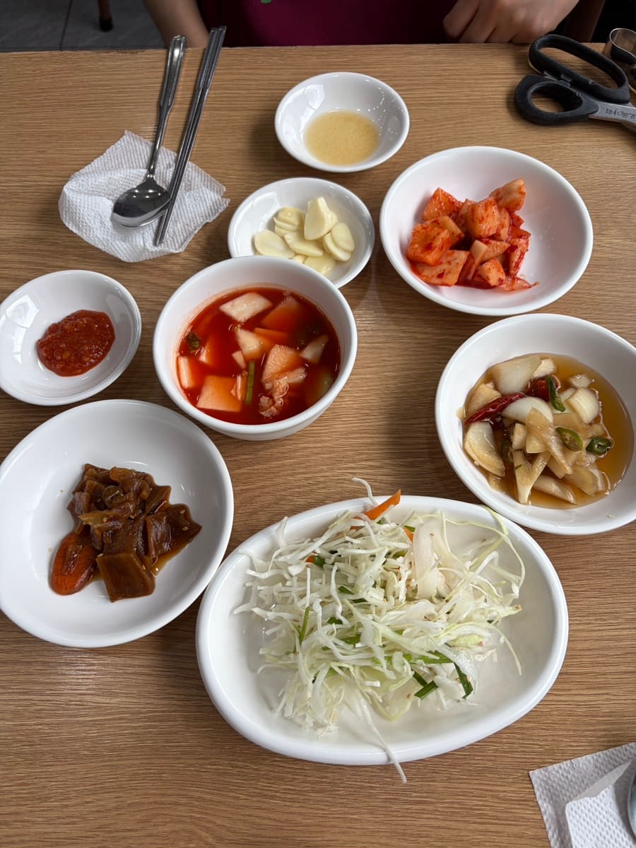0162829634는 곱창구이 1인분과 막창·양·대창 1인분을 먼저 시켰다고 적었습니다. 기름진 음식이라 느끼할 수 있다며 매콤하고 상콤한 장아찌와 깍두기,