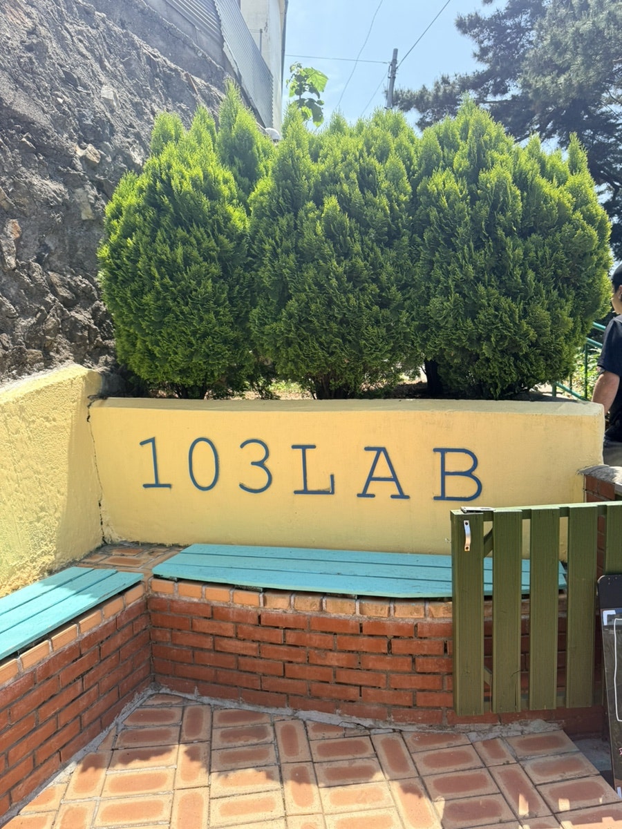 논골담길 중턱에서 숨을 고르는 집, 창가에 항구를 걸어 둔 103LAB