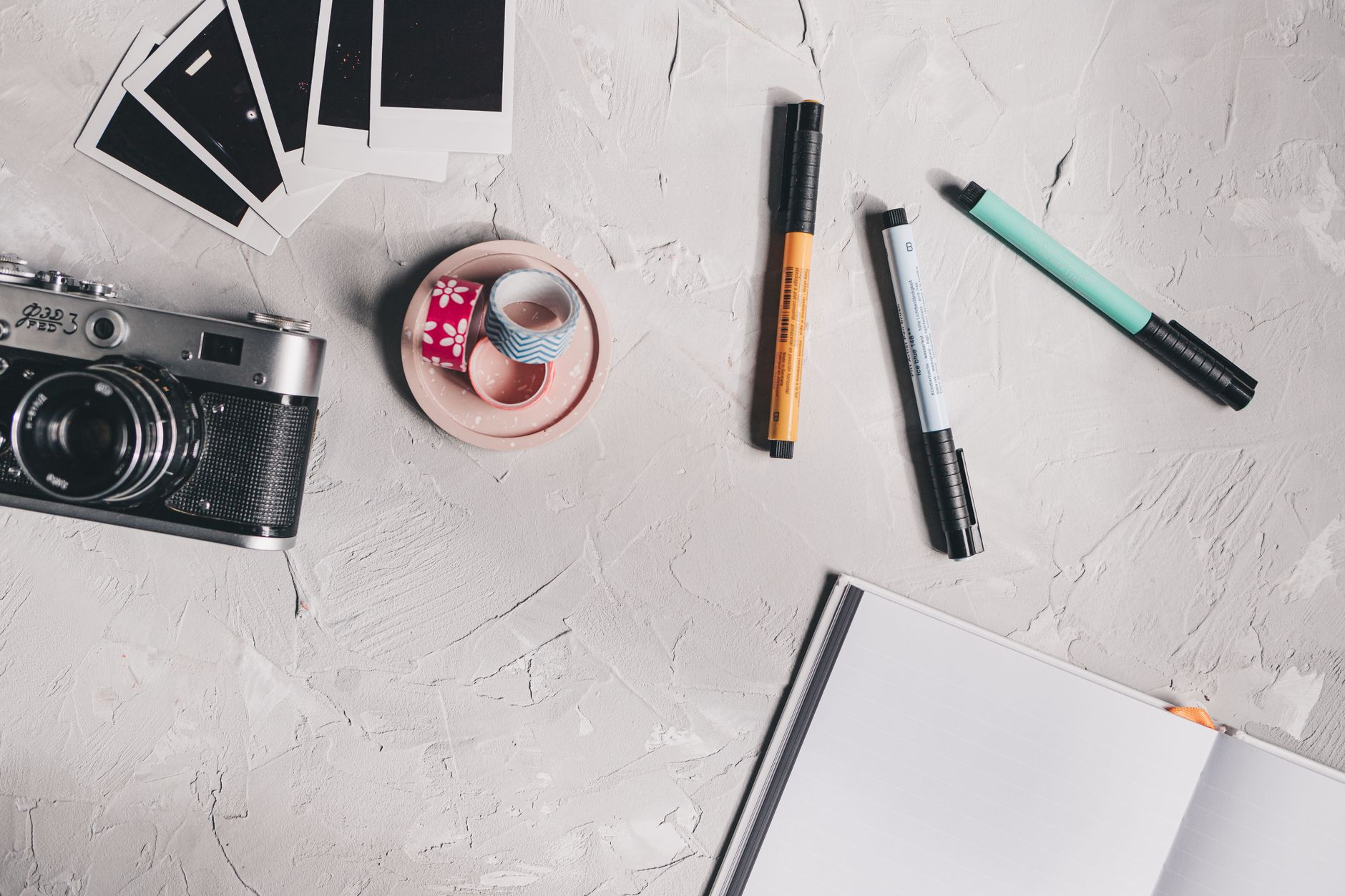 로컬 크리에이터의 가방 속(In My Bag): 골목을 걷고 재고 기록하는 자들의 아날로그 도구들