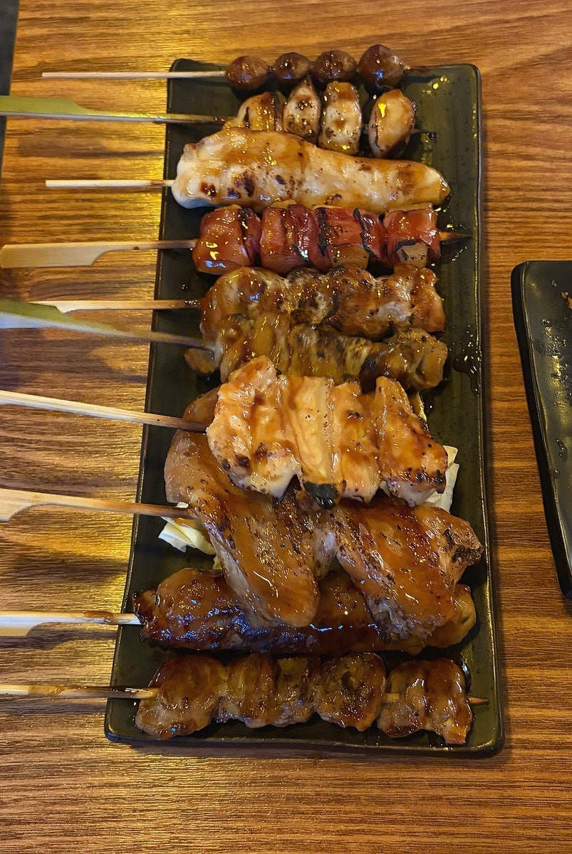gogodkehddl은 열 가지 야키토리가 가지런히 꽂힌 모둠 접시를 찍었고, dawon_hj는 화장실 타일 벽에 붙은 복고풍 '오이시이 호루몬' 일러스트 포스터를 찍었습니다.