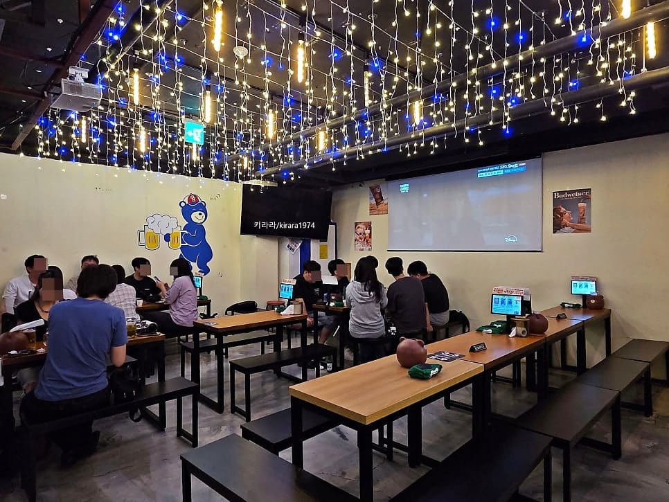 루프탑 야장으로 올라가는 좁은 계단과, 불이 켜진 실내 포차의 왁자한 풍경입니다. 퇴근한 사람들이 해 지자마자 이 계단을 오르내리며 자리를 채운다고 여러 블로거가 적었습니다.