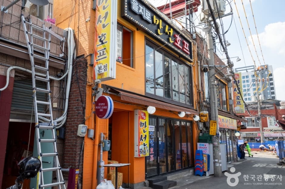 왼쪽은 을지로 노가리골목의 터줏대감 만선호프 본점 외관. 오른쪽은 노가리체인본부·명동꼼장어 간판이 늘어선 골목 풍경으로,