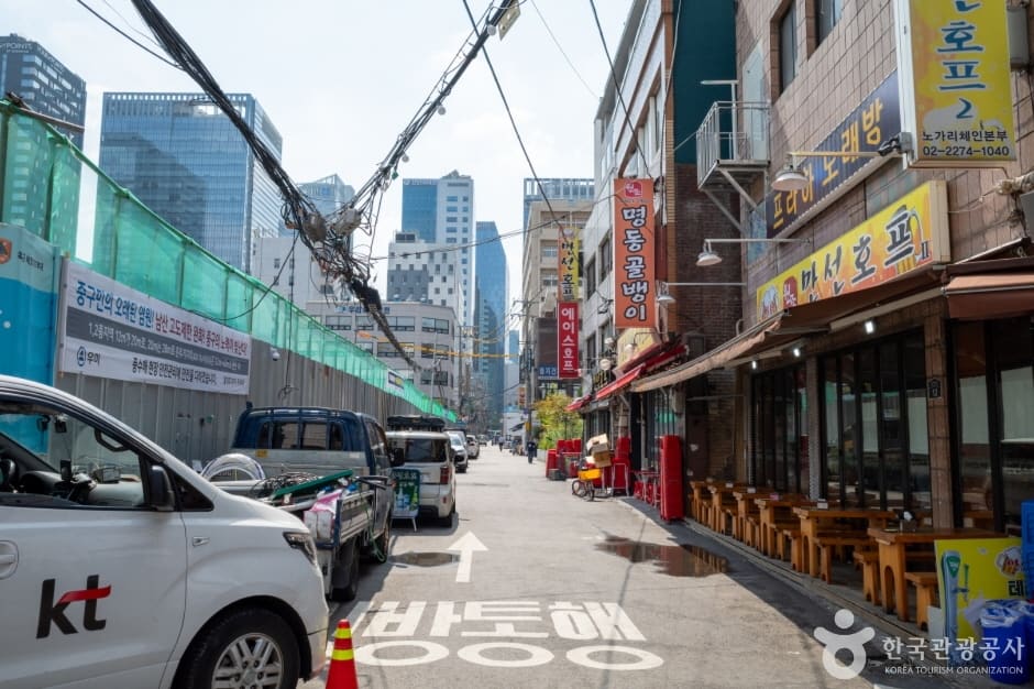 왼쪽은 을지로 노가리골목의 터줏대감 만선호프 본점 외관. 오른쪽은 노가리체인본부·명동꼼장어 간판이 늘어선 골목 풍경으로,