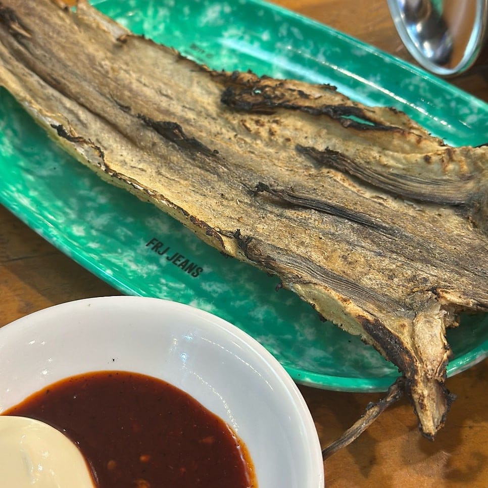 을지로 야외 테이블에 펼쳐진 밤. 생맥주 잔과 노가리, 그리고 마늘치킨까지 모두가 자리했다. 낮과 밤을 나누는 순간, 을지로는 거리 전체가 하나의 술자리가 된다.