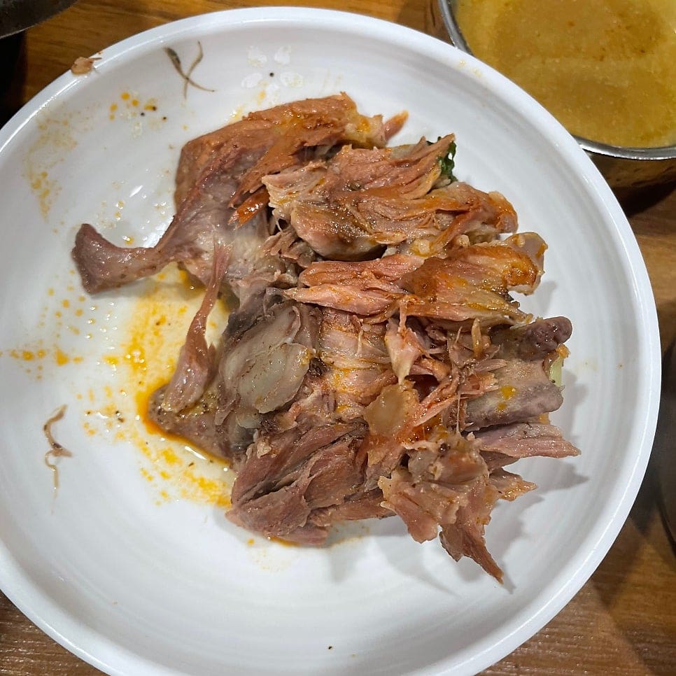 구워진 닭고기 구이. 짭짤한 양념에 절여 구운 닭다리살이 노릇하게 익혀져 있다.