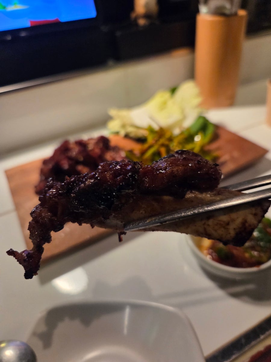 mandarany_는 'HANMAC' 로고가 박힌 밀맥주 잔 두 개와 나무 도마에 올라온 숯불 돼지갈비, 그 옆 파절이를 함께 찍었습니다.