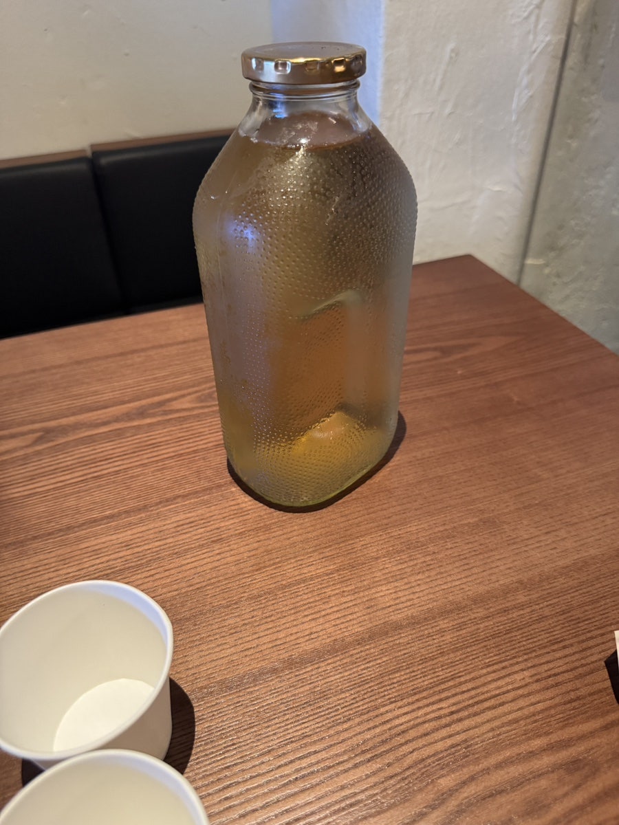 ddubuzip은 벽을 가득 채운 약재 서랍과 그 옆에 놓인 아이맥 모니터, 테이블 위 레트로 유리병에 담긴 물을 찍었습니다.