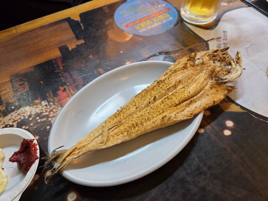 yebb2n은 테라 맥주잔을 들어 건배하는 손과, 통째로 구워 나온 마른 생선 안주를 찍었습니다. 10년 전 을지OB베어에서 시작해 매주 이 골목을 돌았다고 적었는데,