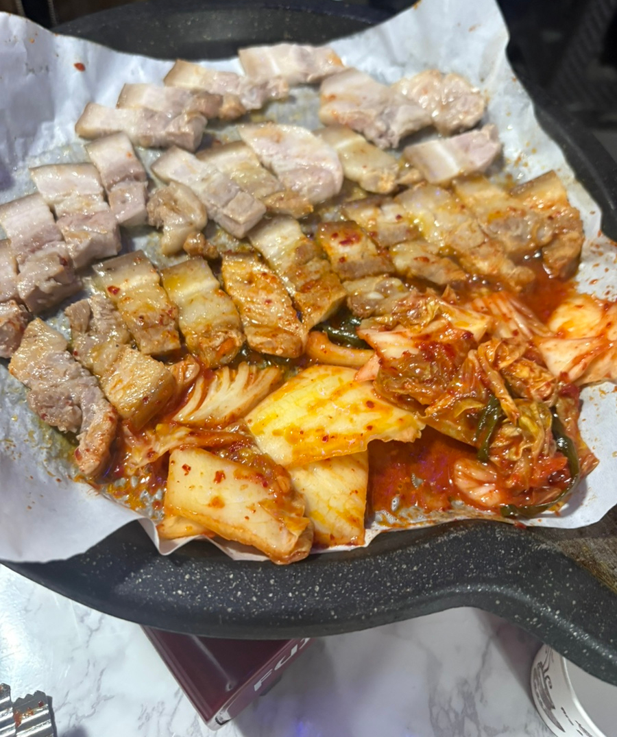 bini155는 휴대용 가스버너 위에 돔 불판을 얹고 삼겹살을 굽기 전 상차림과, 다 구워 김치와 함께 썰어낸 완성 모습을 함께 찍었습니다.