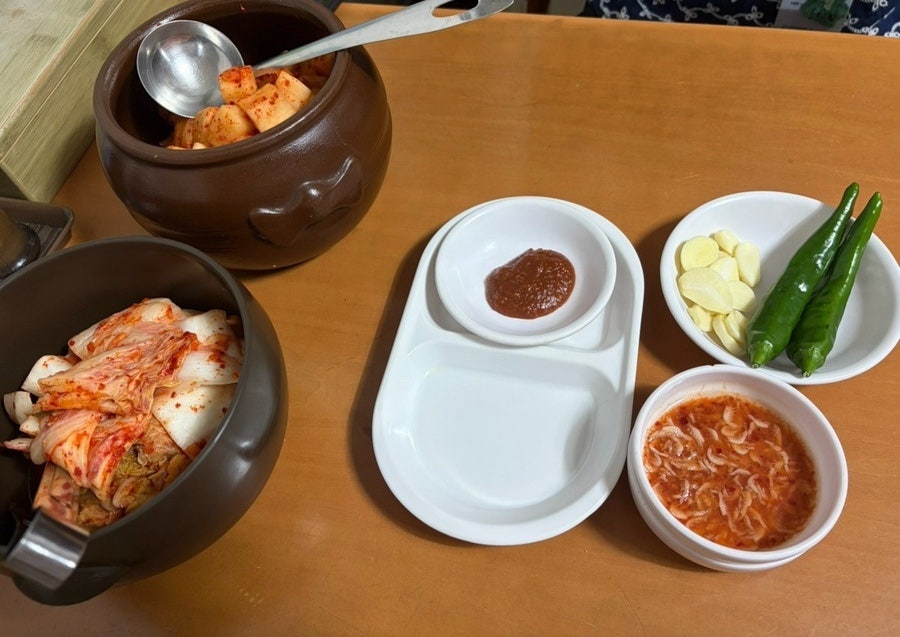 z1m_n2는 옹기 항아리에 담긴 김치와 깍두기, 고추·마늘 반찬을 먼저 찍고, 보글보글 끓는 얼큰탕을 뚝배기째 들어 올려 찍었습니다.