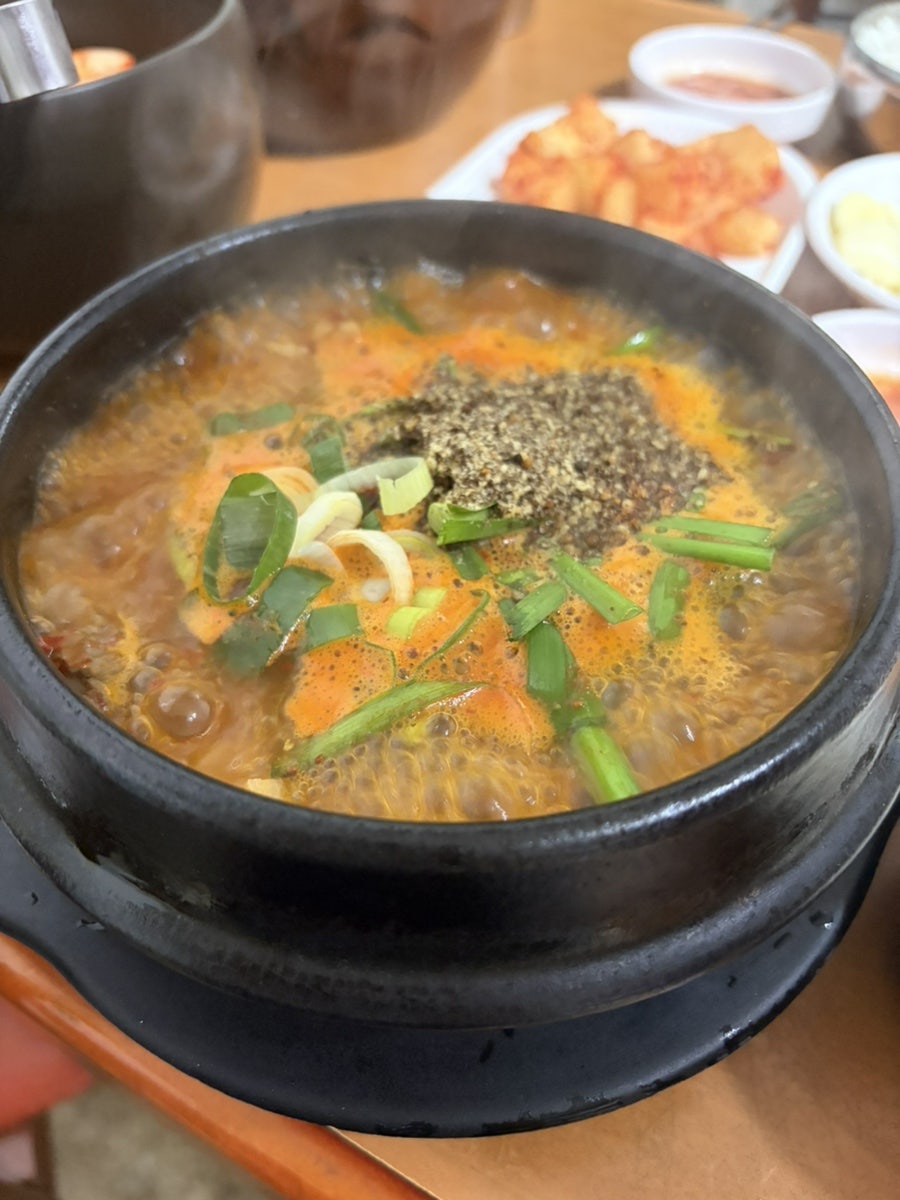 z1m_n2는 옹기 항아리에 담긴 김치와 깍두기, 고추·마늘 반찬을 먼저 찍고, 보글보글 끓는 얼큰탕을 뚝배기째 들어 올려 찍었습니다.