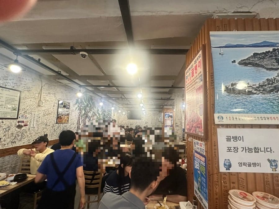 영락골뱅이의 벽에 가득한 손님들의 낙서와 노포의 정취. 오래된 을지로 술집의 분위기가 고스란히 담겨 있다. 시간이 만든 또 다른 역사.