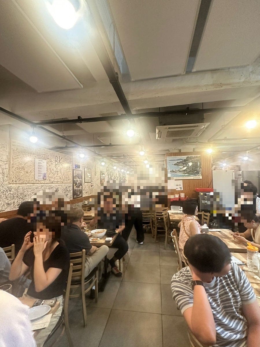 영락골뱅이의 벽에 가득한 손님들의 낙서와 노포의 정취. 오래된 을지로 술집의 분위기가 고스란히 담겨 있다. 시간이 만든 또 다른 역사.