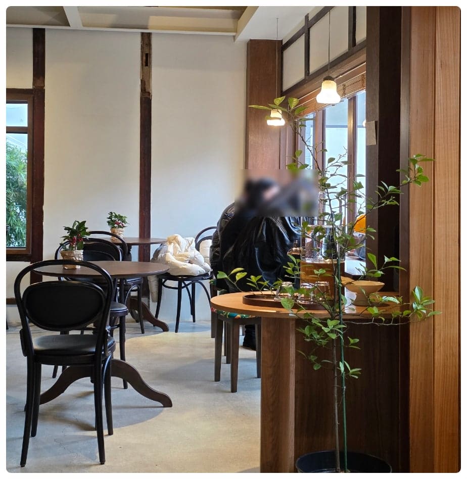옛 뼈대를 살려 고친 한옥 카페 내부. 나무 기둥과 창틀을 그대로 두고 안쪽만 손봐 지금의 쓰임을 얹었다. 방앗간이든 세탁소든 카바레든,