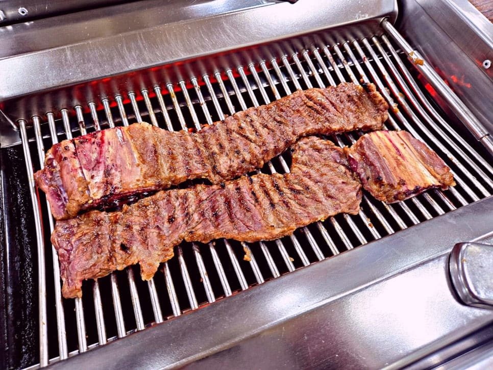 pwolpd1kmcw는 양념이 진하게 밴 생갈비 한 접시와, 숯불 위에서 노릇하게 구워져 나온 모습을 나란히 남겼습니다.