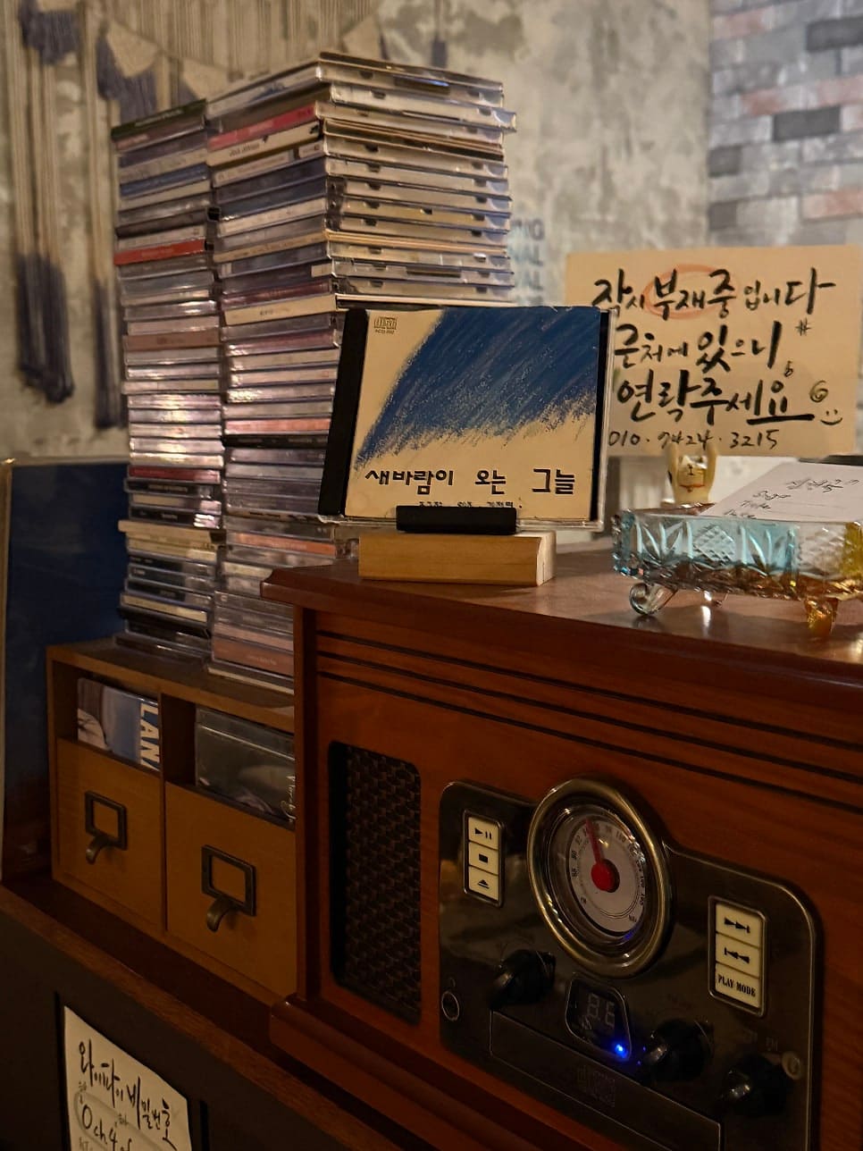 레코드판과 라디오, 골동품 가구로 채운 카페 내부. 이름은 카페지만 벽면은 전시에 가깝게 꾸며 놓았다. 카페와 갤러리 사이 어딘가에 있는 이 골목 재생의 원래 얼굴이다.