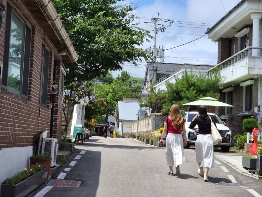 큰길에서 몇 걸음만 들어오면 폭이 확 좁아지는 골목과, 카페 간판을 달지 않은 채 예전 얼굴 그대로 남은 목조 건물이 나온다. 걷는 속도가 저절로 느려지는 구간이다.