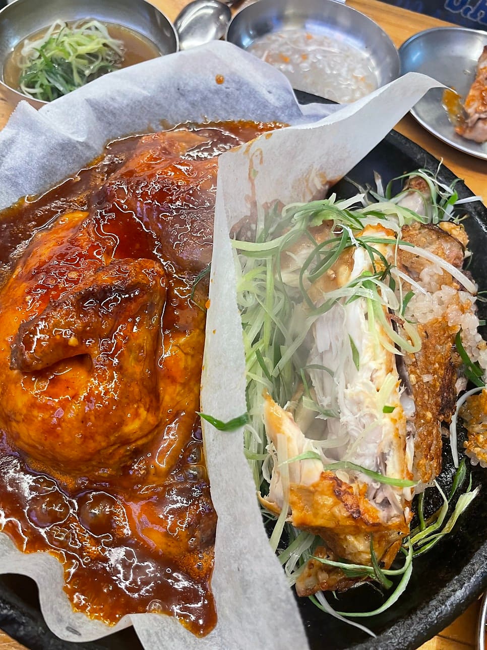 반반 메뉴의 두 가지 맛이 한눈에 들어오는 사진입니다. 왼쪽은 파닭의 연한 색감, 오른쪽은 양념의 진한 색감. 같은 통닭도 양념에 따라 완전히 다른 표정을 짓는 모습을 보여줍니다.