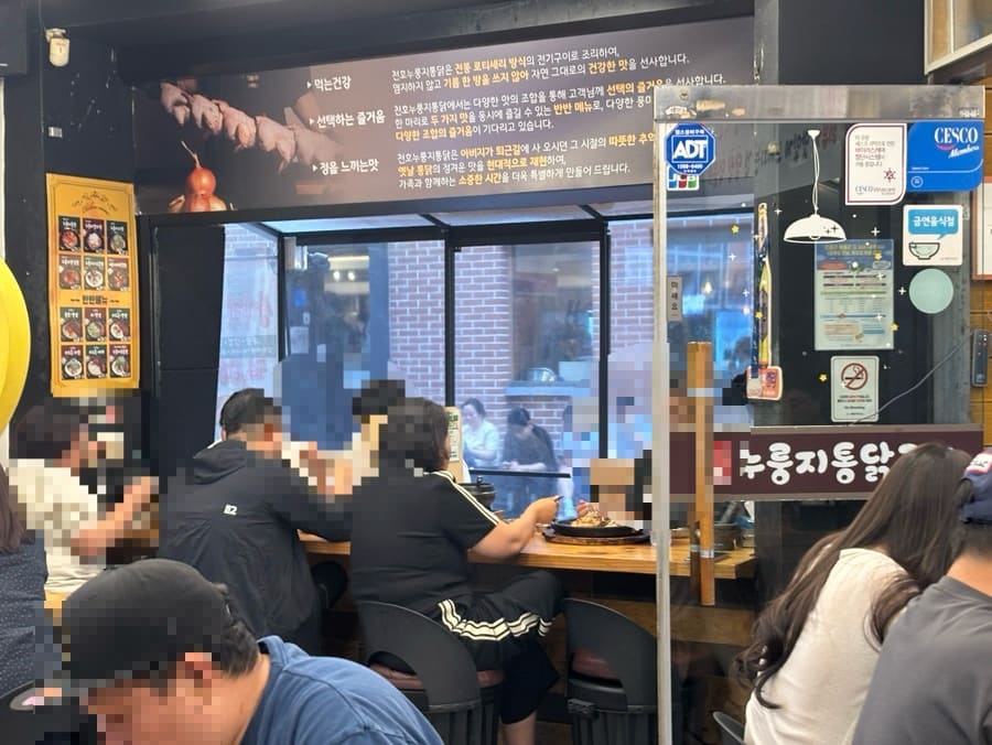 저녁 시간대의 매장 모습입니다. 창 너머로 밤거리가 보이고, 실내의 조명이 따뜻하게 물들어 있습니다.