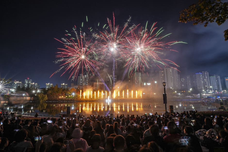위: 라베니체 수변 공원에서 열린 축제의 야간 불꽃놀이와 수상 조명분수 장면으로, 운하변 야경 명소로서의 정체성을 보여준다. 아래: 같은 공간 낮 시간대에 열린 거리 퍼레이드로,