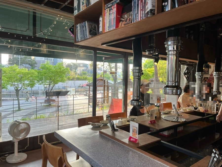 고기 굽는 연기 사이로 보이는 수로