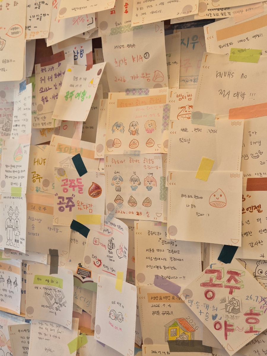 oh______ho가 찍은 사진입니다. 무인 운영 안내판과 QR코드, 공주 골목을 그린 일러스트 지도가 나무 궤짝 위에 놓여 있습니다.