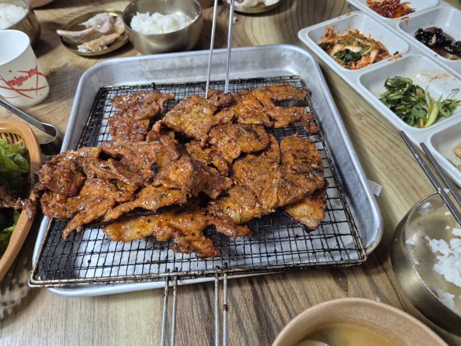 biumnal이 찍은 사진입니다. 대나무 그림 액자가 걸린 작은 방과, 석쇠 위에서 노릇하게 구워진 양념 불고기를 담았습니다.