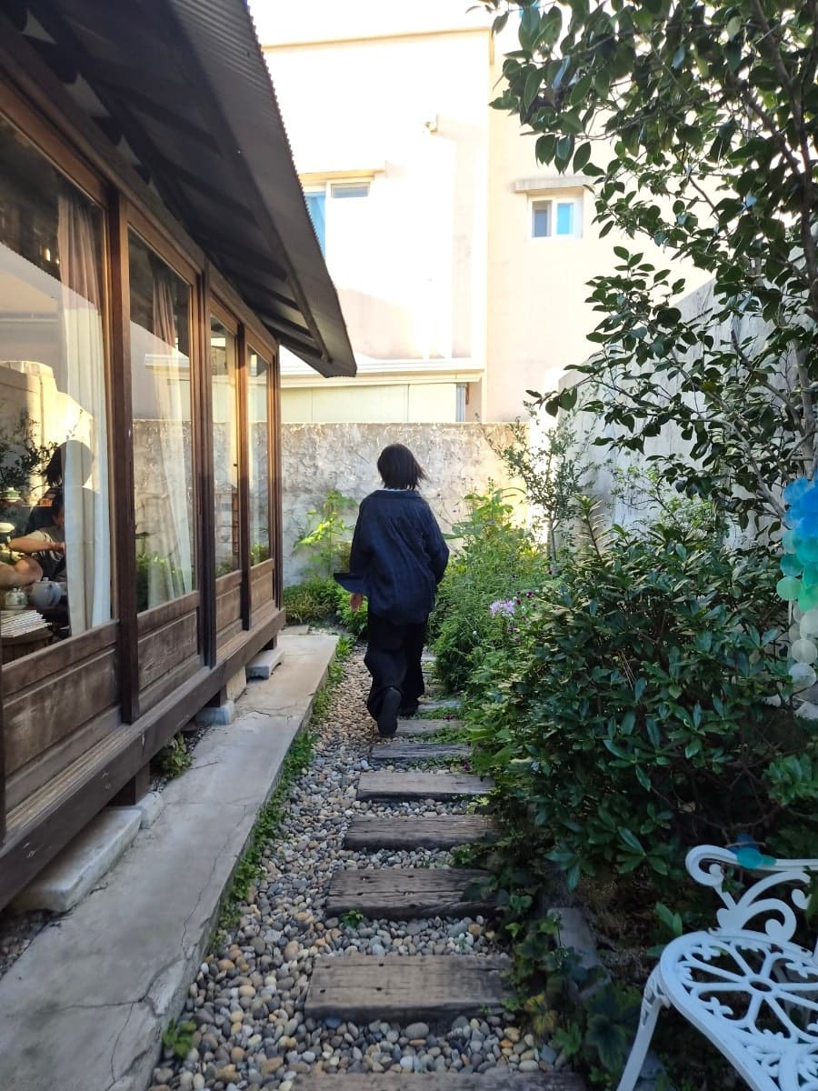 carie7233은 마당 가득한 노란 철제 의자와 흰 의자, 기와지붕 본채 전경을 찍었습니다. 공주야행 축제가 열리던 주말이라 사람이 많았다는 기록과 함께,