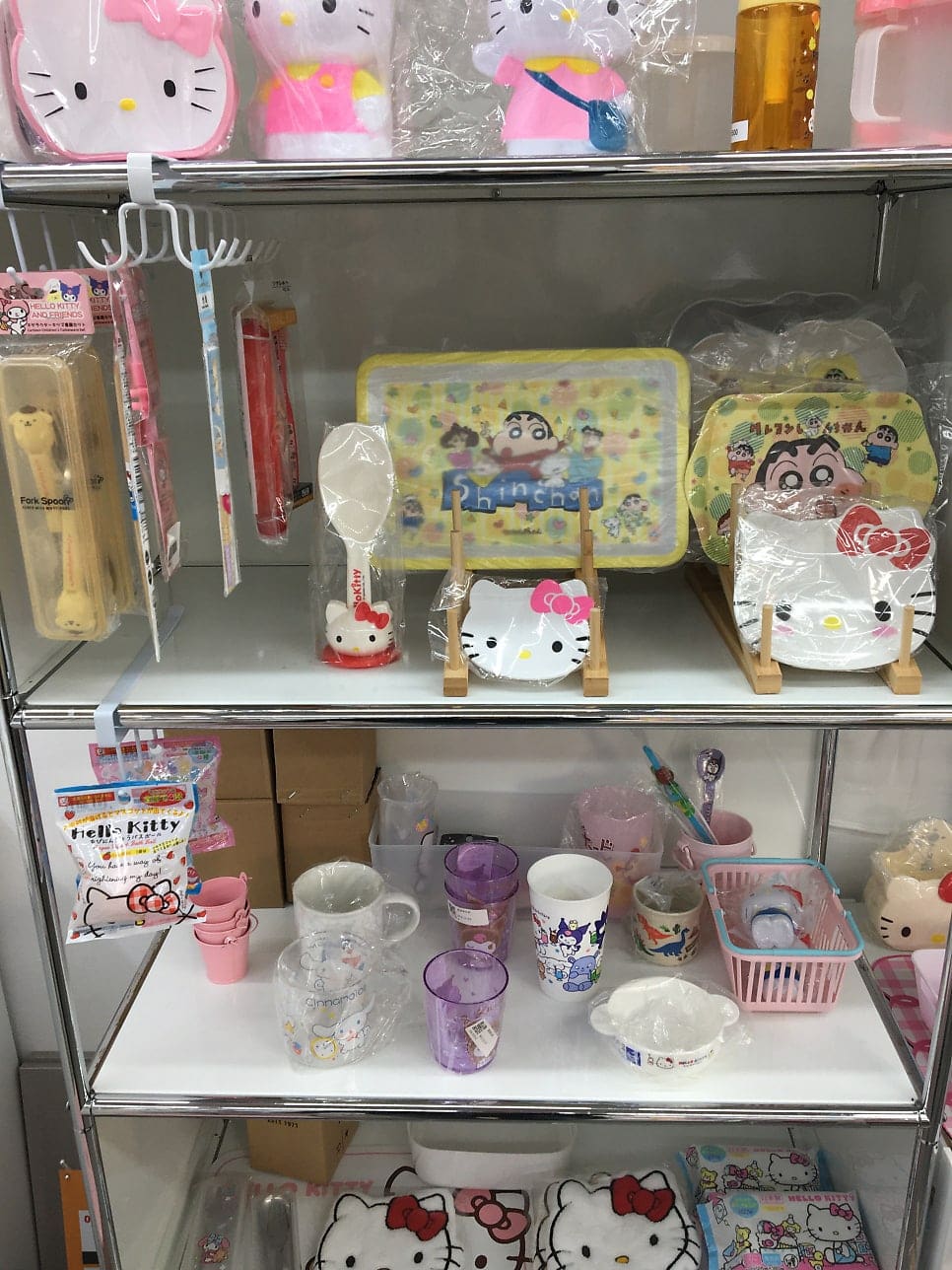 frogdays는 제민천 산책 중 우연히 이 가게를 발견했습니다. 냉장고 문 가득 붙은 손수 만든 캐릭터 마그넷을 자세히 들여다보며 사장님이 직접 만들었다는 안내문까지 사진에 담았…