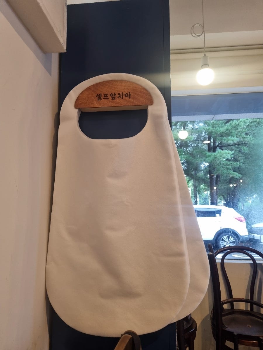 sori1000_님은 벽에 걸린 셀프 앞치마를 따로 찍어 올리며, 국물 요리를 먹을 때 유용했다고 적었습니다. 다른 사진은 그날 주문한 똠양쌀국수로, 커다란 새우와 고수,