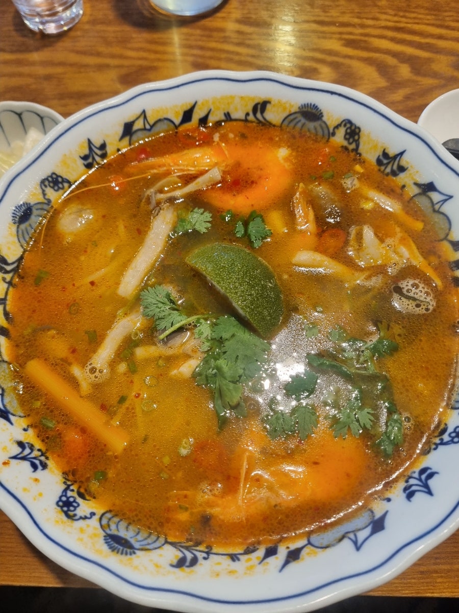 sori1000_님은 벽에 걸린 셀프 앞치마를 따로 찍어 올리며, 국물 요리를 먹을 때 유용했다고 적었습니다. 다른 사진은 그날 주문한 똠양쌀국수로, 커다란 새우와 고수,