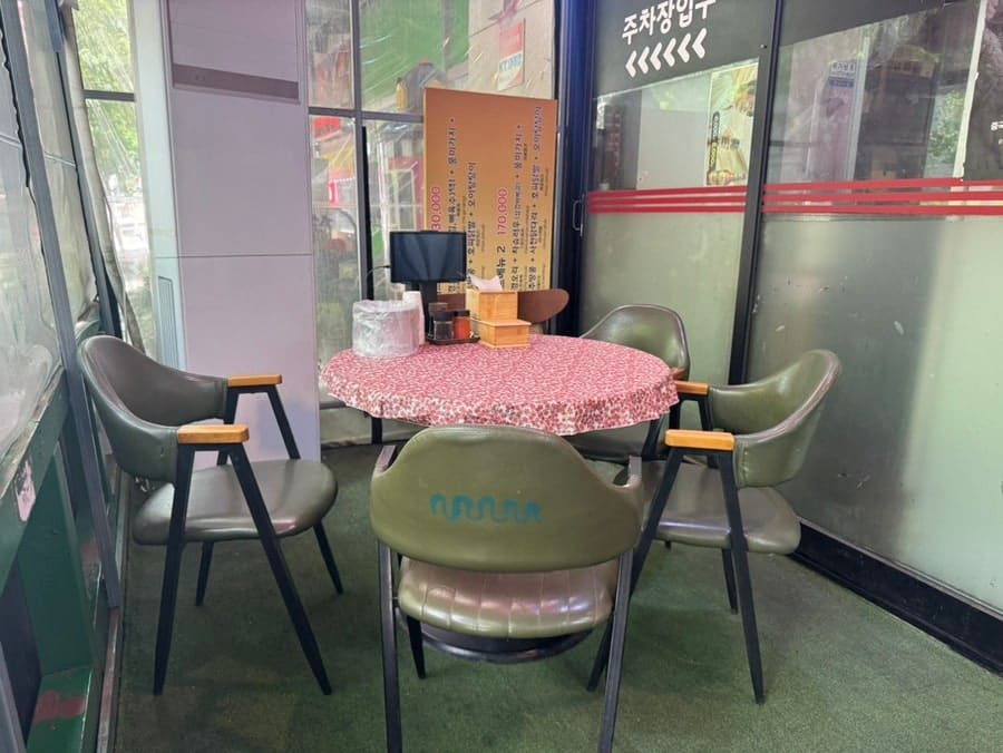 외부 테라스 공간입니다. 단독주택을 개조한 건물의 넓은 공간을 활용하여 야외 좌석을 마련했습니다.