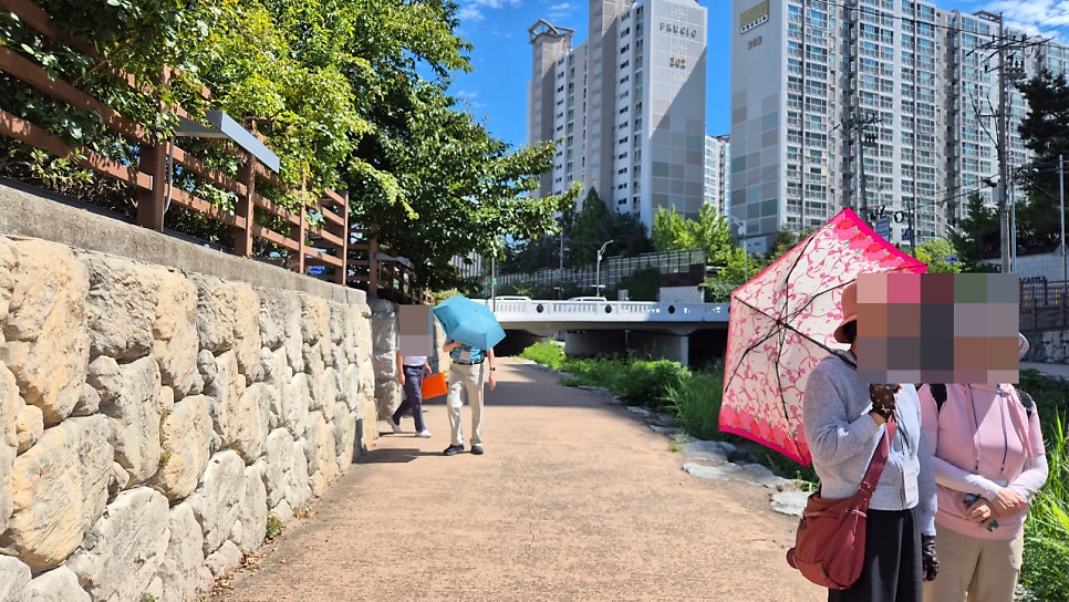 lila5151이 금오천변을 걸으며 담은 다리 풍경입니다. 산책로 난간 너머로 아파트가 올려다보여, 물길 하나가 주거지와 상권을 가르는 경계처럼 보입니다.