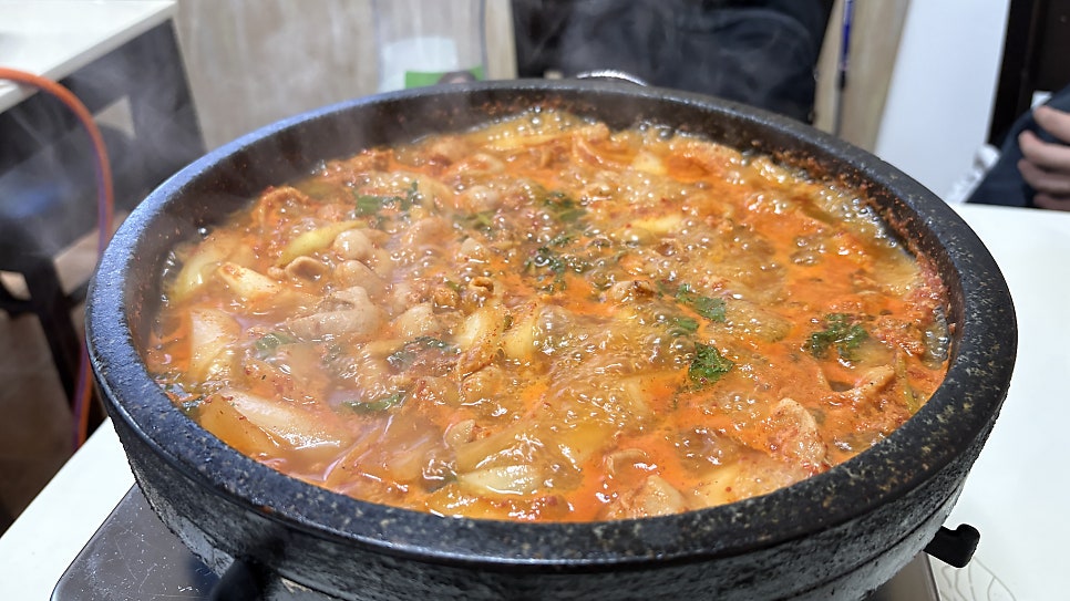 iighghii가 담은 돌곱창 뚝배기입니다. 김이 피어오르는 장면 하나로도, 이 집 냄새가 왜 골목 끝까지 퍼지는지 짐작이 갑니다.