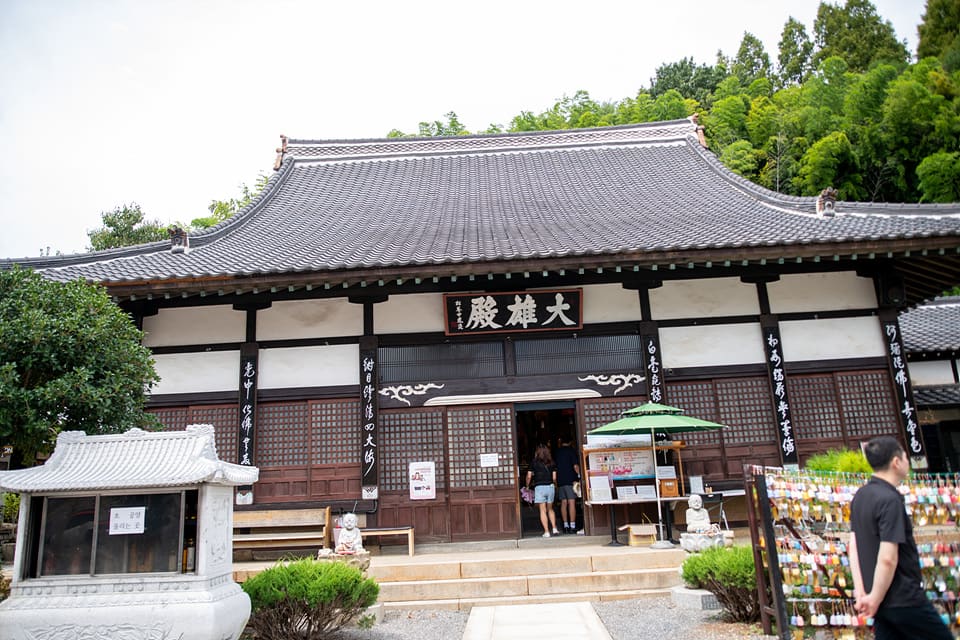 goodjcs가 찍은 대웅전 전경과 정면입니다. 가파른 팔작지붕 뒤로 대나무숲이 보이고, '大雄殿' 현판 아래로 사람들이 드나드는 모습이 담겨 있습니다.