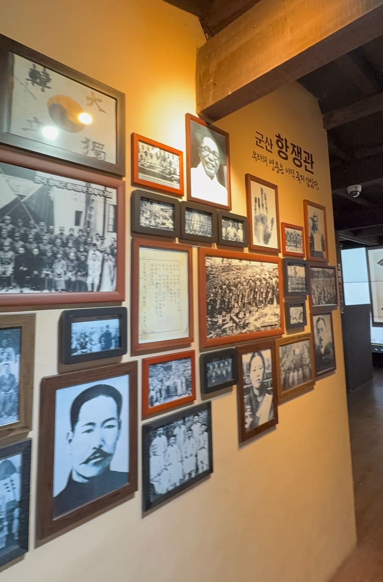 dal_suk_이 담은 건물 외관과 기념관 벽면입니다. 기와지붕을 얹은 이층 목조 건물 입구에 항쟁관 간판이 걸려 있고,
