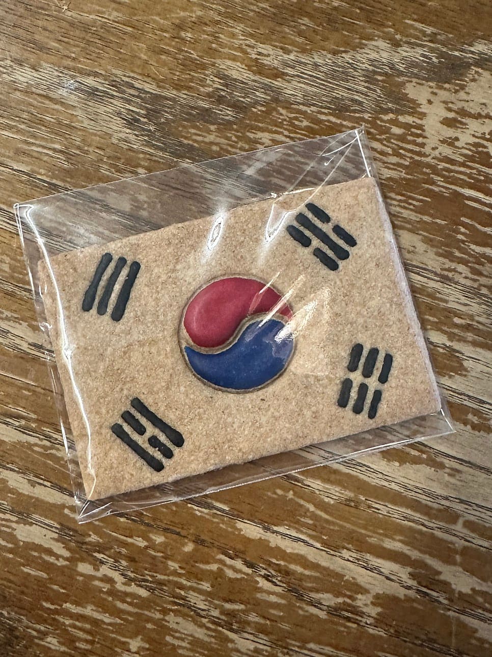 sophie_0_0b가 찍은 군산 카페 신민회의 모습입니다. 오래된 가옥의 느낌을 살린 공간에 역사적 의미를 담은 소품과 그림이 놓여 있습니다.