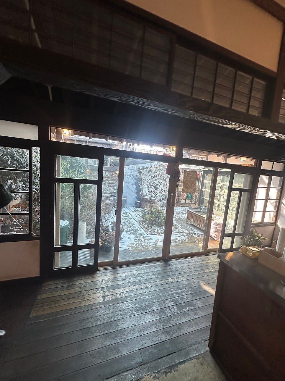 sophie_0_0b가 찍은 카페 신민회 내부입니다. 오래된 가옥의 고즈넉한 분위기 안에서 말차 디저트를 앞에 두고 쉬어 가는 사람들의 자리를 보여줍니다.