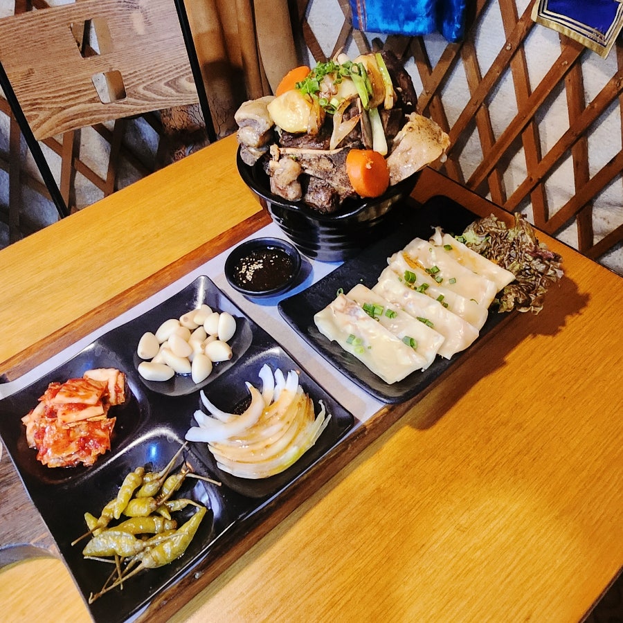 게르 안에서 자르는 양갈비
