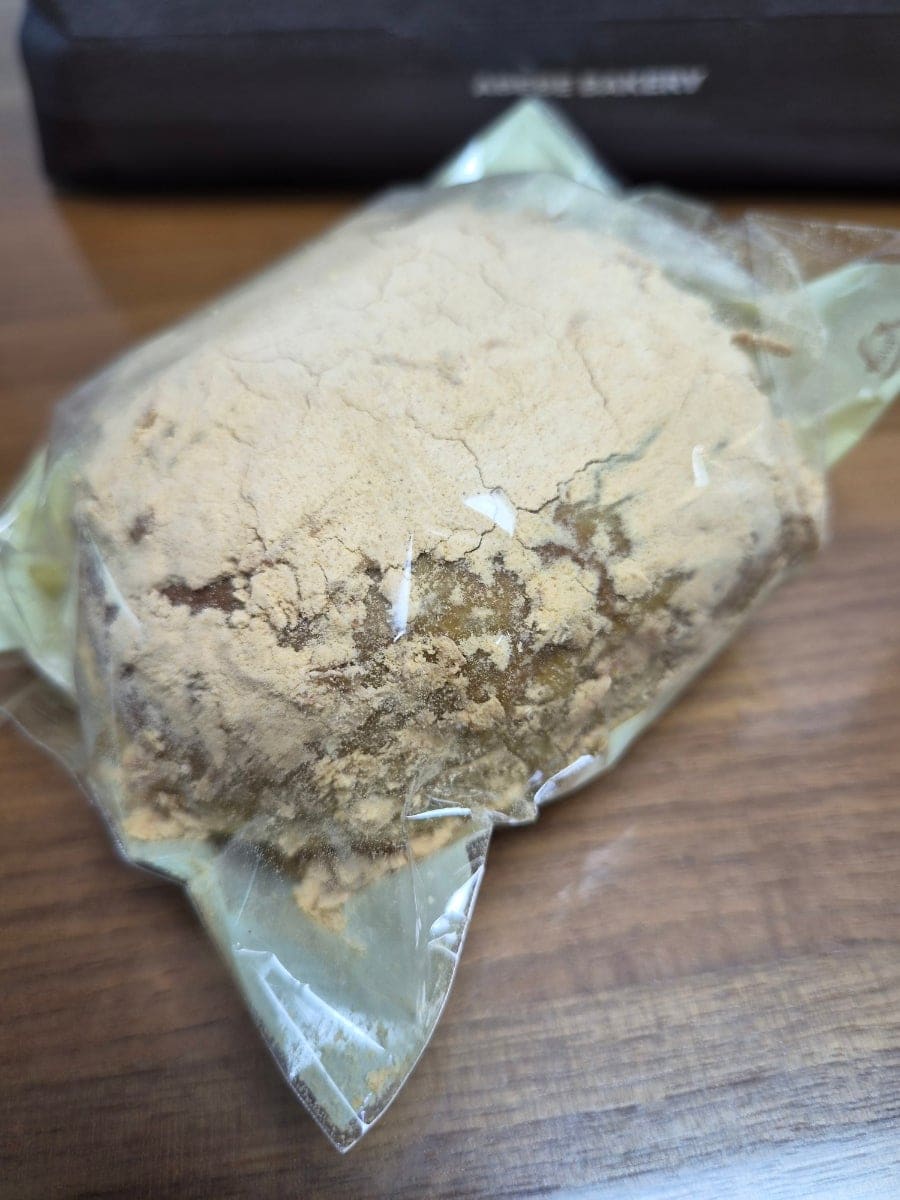 다양한 맛의 아베베 크림 도넛들. 포장된 상태에서도 알 수 있는 쫀득한 식감과 푸짐한 크림. 현장에서 한 입 베어 무는 순간의 신선함과 달달함이 기억됩니다.