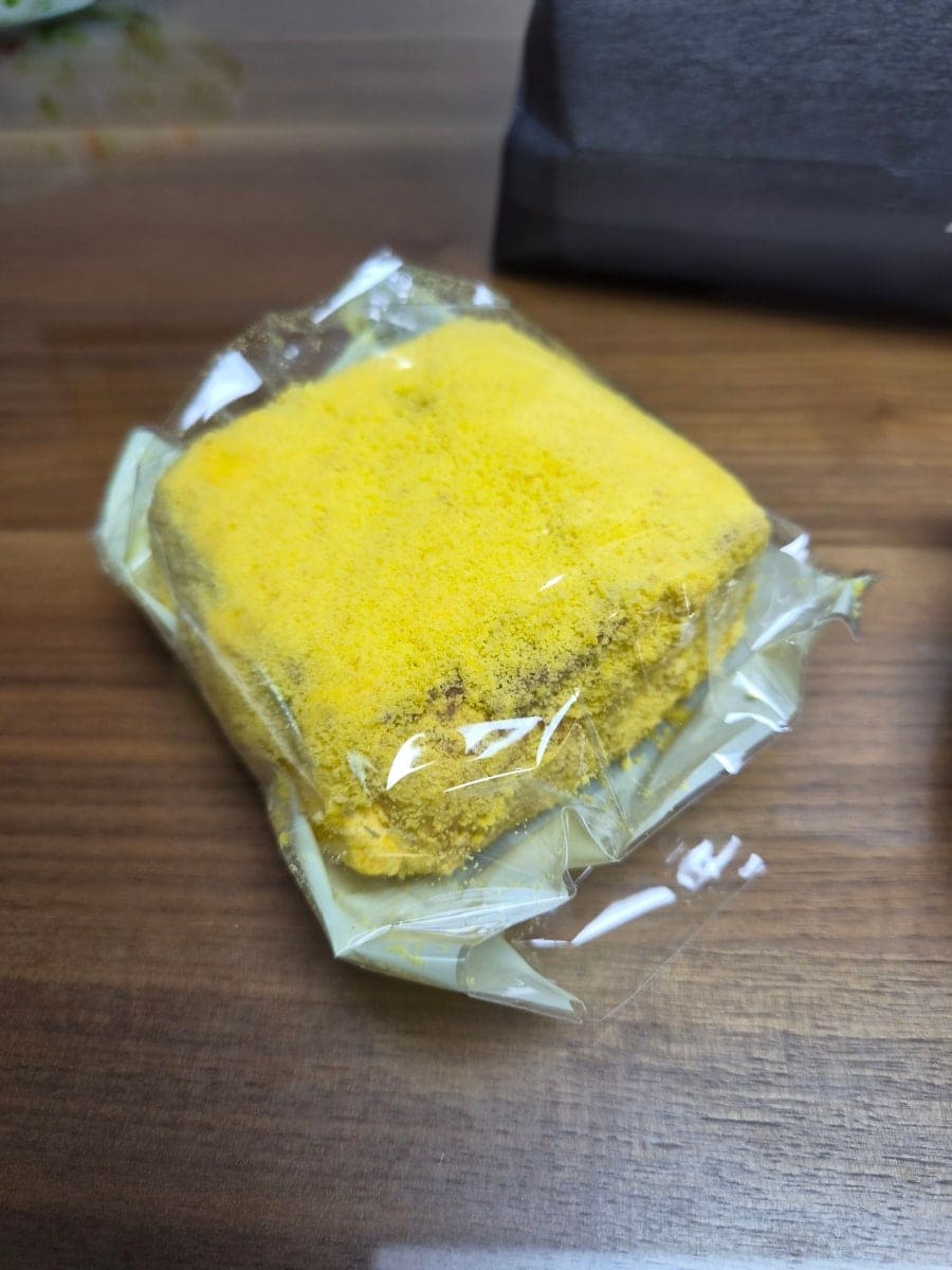 다양한 맛의 아베베 크림 도넛들. 포장된 상태에서도 알 수 있는 쫀득한 식감과 푸짐한 크림. 현장에서 한 입 베어 무는 순간의 신선함과 달달함이 기억됩니다.